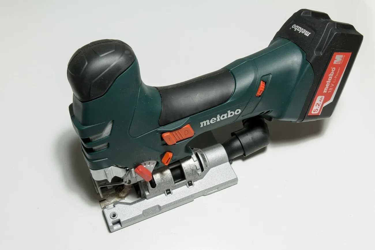 Die Metabo Stichsäge STA 18 LTX 140 liegt auf einer weißen Oberfläche.